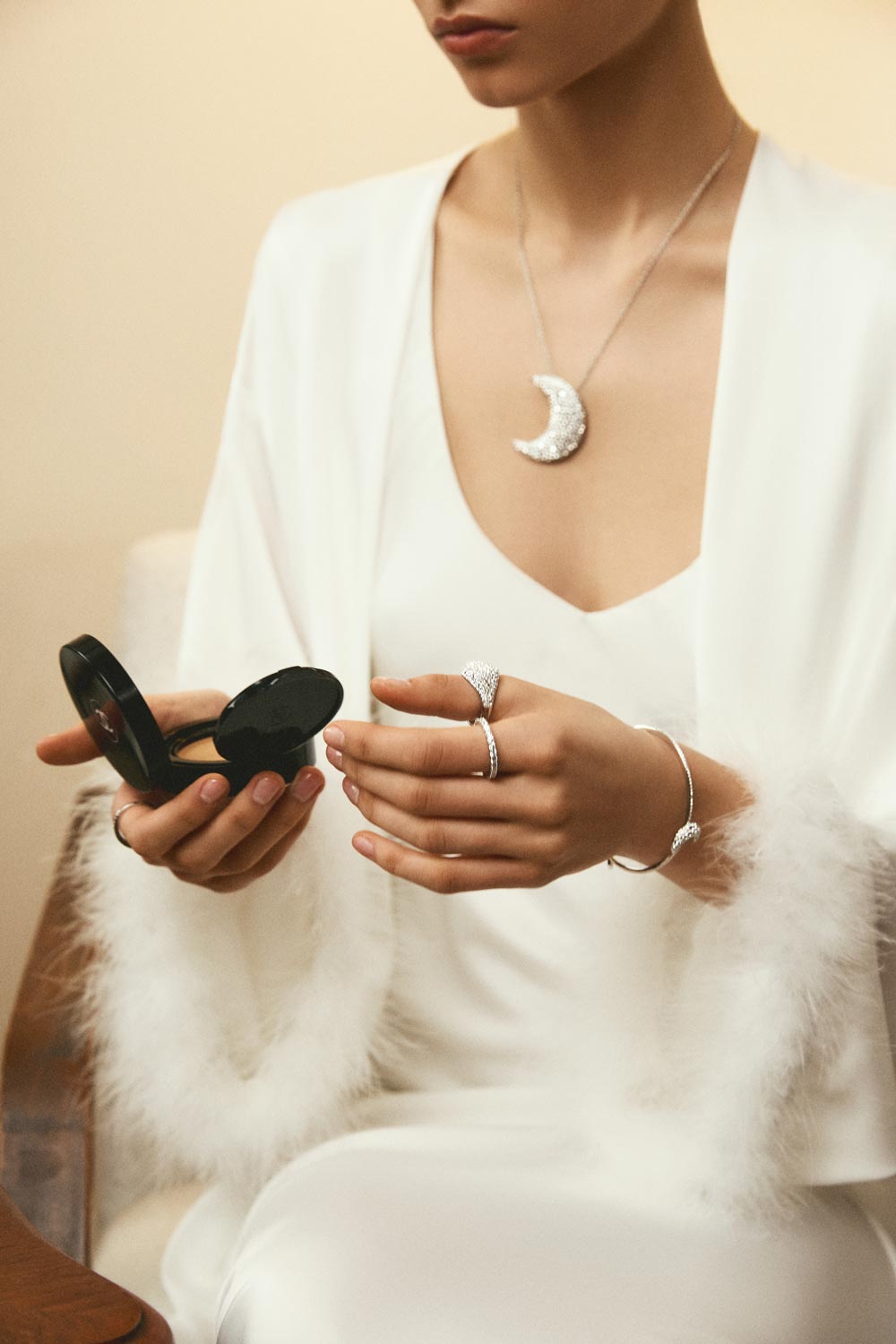 Жесткий браслет Swarovski Luna 5666175