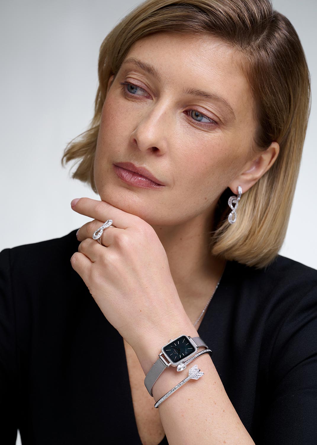 Открытый жесткий браслет ''Стрела'' Swarovski Idyllia 5737264 (M)