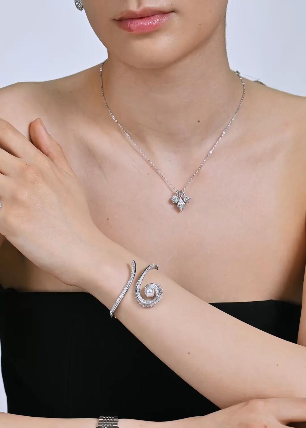 Жесткий браслет Swarovski Ariana Grande x Swarovski 5720863 (M) Жесткий браслет Swarovski Ariana Grande x Swarovski 5720863 (M)