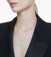 Женский декоративный крестик на цепочке Swarovski Insigne 5675573 с кристаллами Swarovski